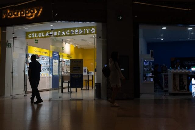 Photo digital signage retail